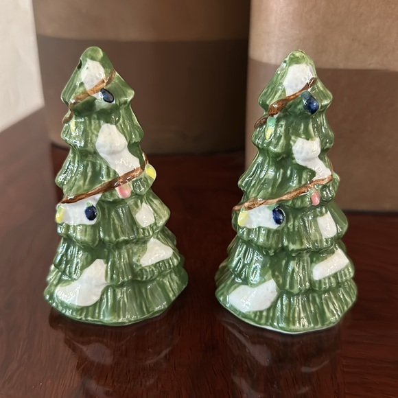 *NEW* Christmas Tree Holiday 4” Ceramic Salt & Pepper Shaker Set - Picture 3 of 6
